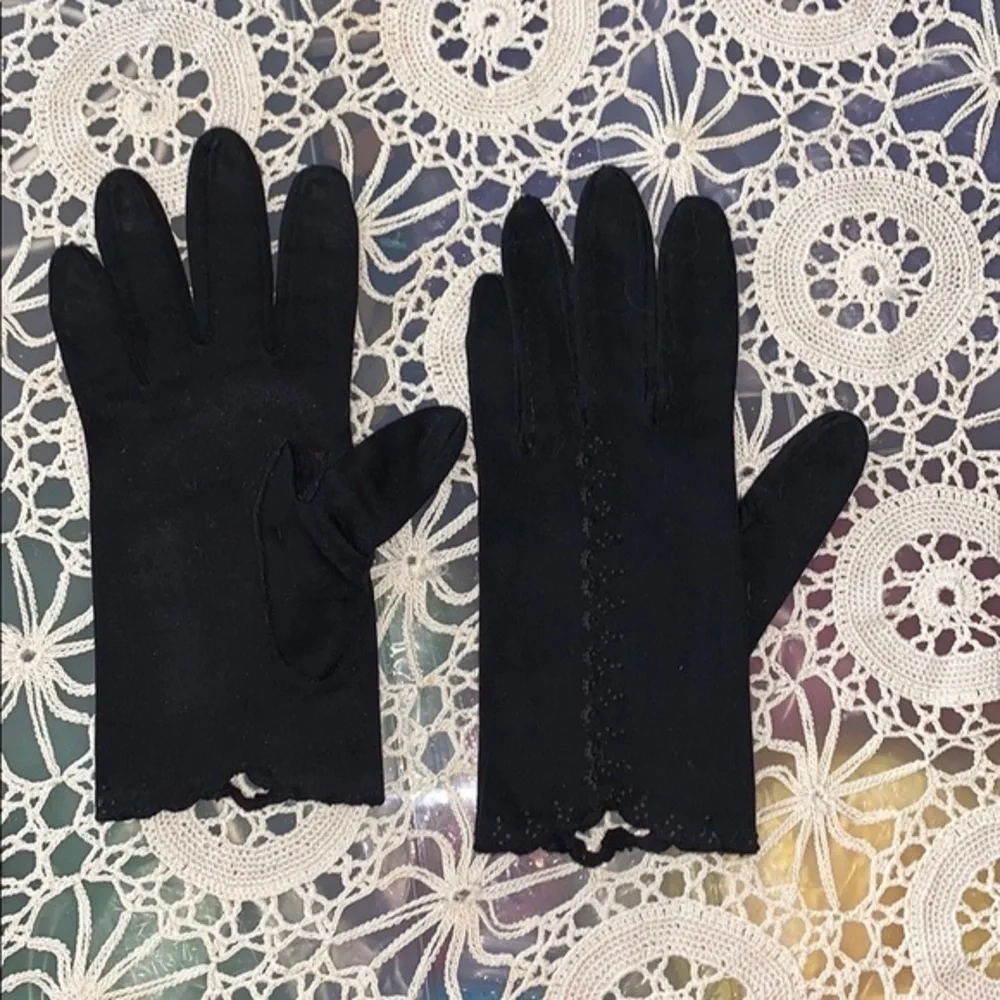 N/A has gloves photos
